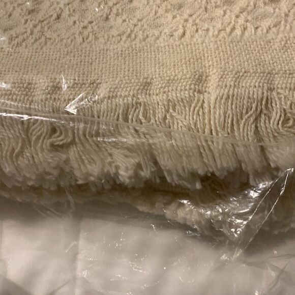 New in package cream color throw - Picture 3 of 6